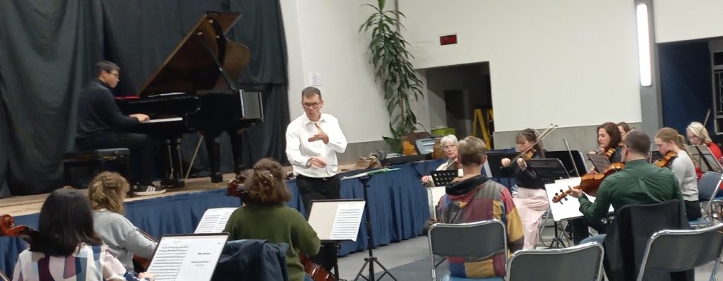 Carel Henn, communicating with the RSO