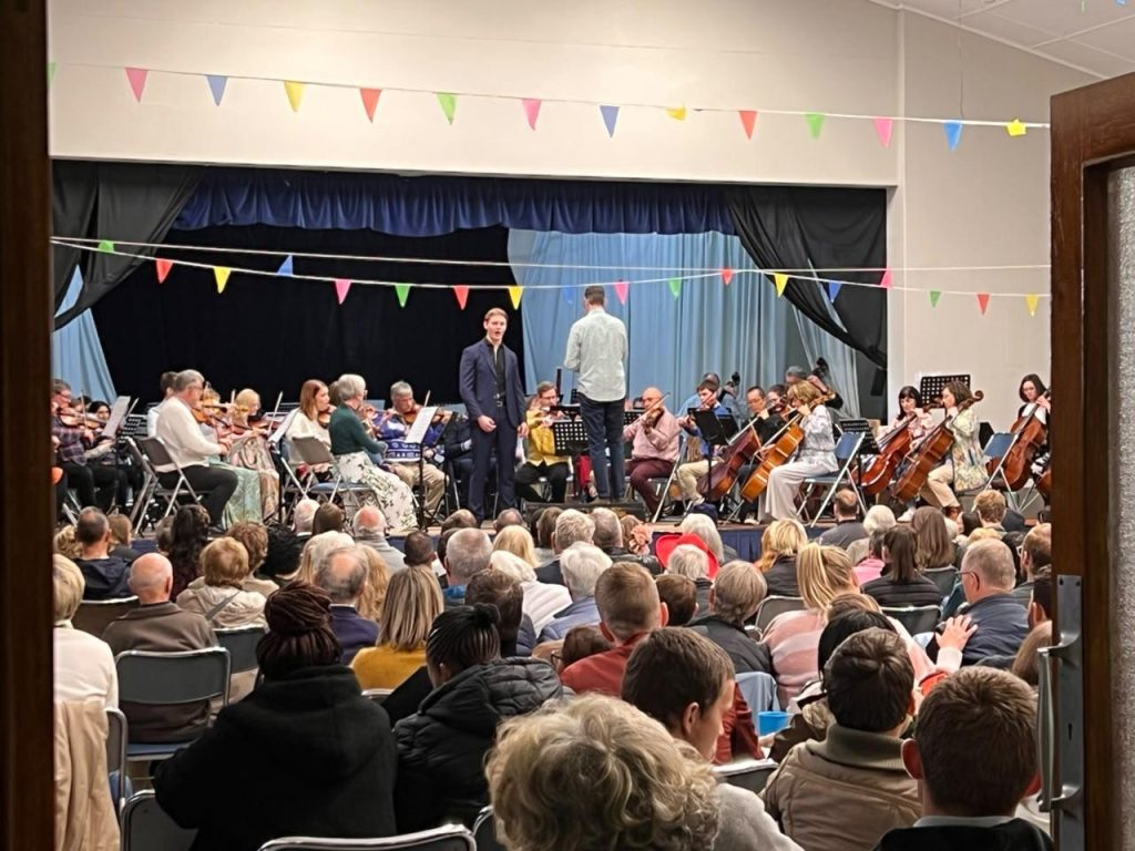 Ulrich Snyman singing for the audience, with Carel Henn conducting the Rand Symphony Orchestra